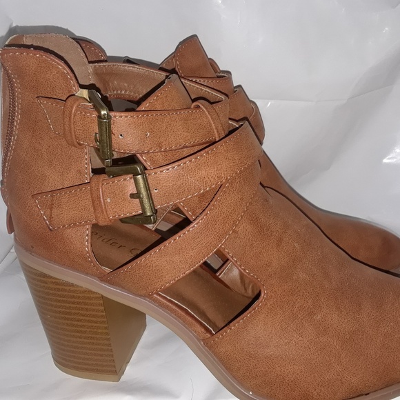 A Rider Girl brand Ankle boots with heels! Size 10 - Picture 2 of 7